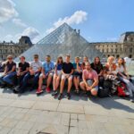 Louvre-nál a csapat